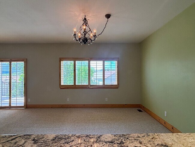 Building Photo - 2 Bed/2.5 Bath Townhome with A/C and gas f...