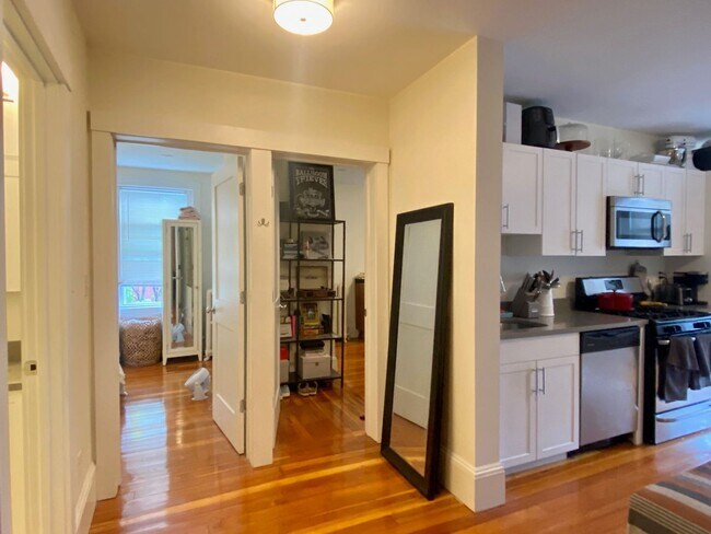 Building Photo - Nicely renovated 2 bed in Brookline.
