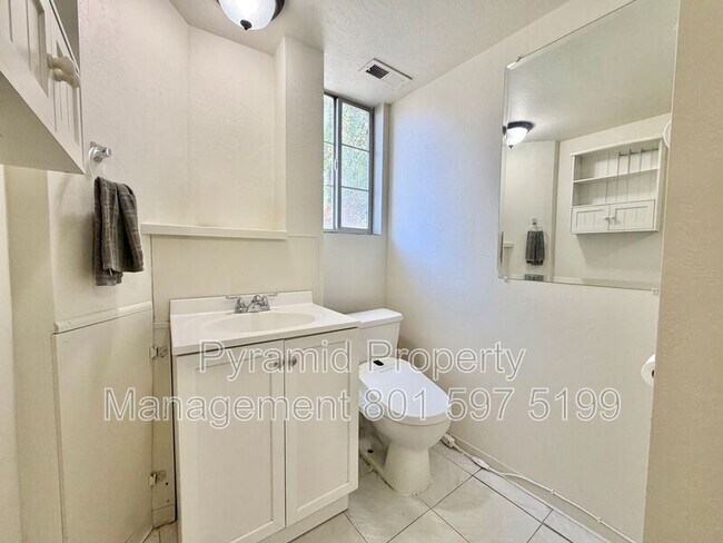 Building Photo - 717 E Hundley Hvn Cir
