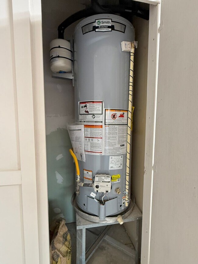 Building Photo - Complete new remodel 3-2-2 home off Broadw...