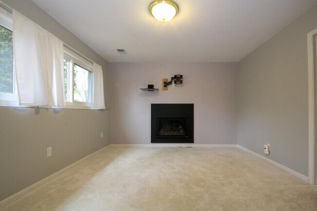 Building Photo - 4418 Clover Ln