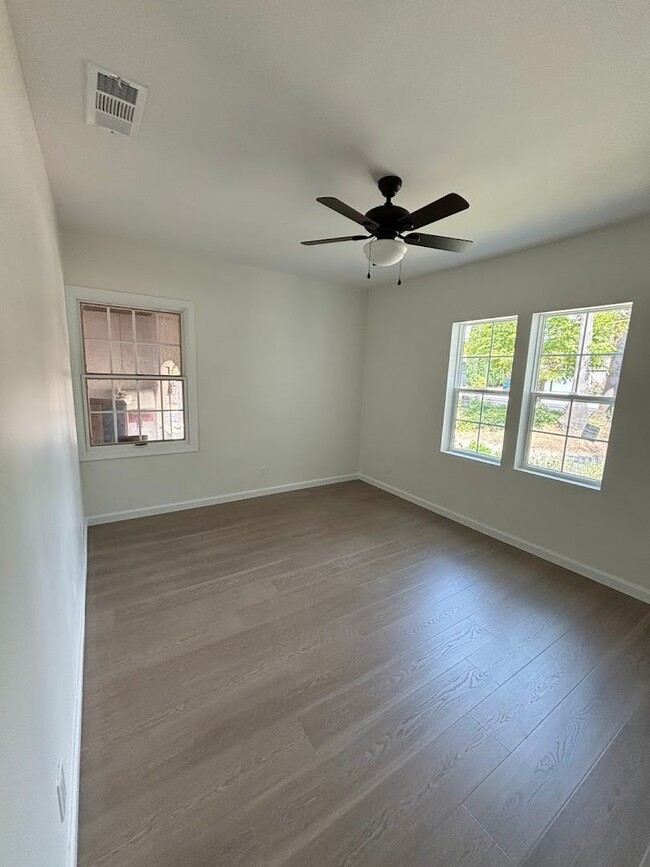 Building Photo - 5533 Mariposa Ave