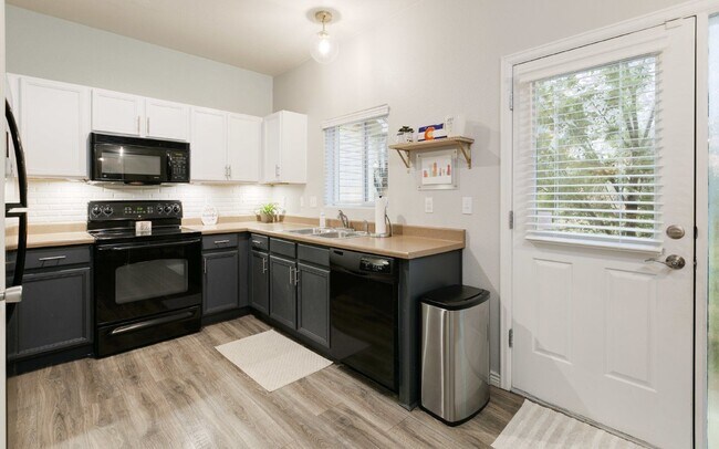 Building Photo - 7860 Sandy Springs Point