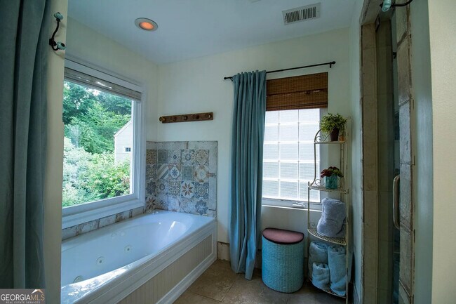 Building Photo - 302 Hascall Rd NW