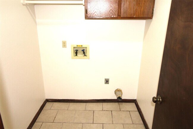 Building Photo - 316 Falcon Ct
