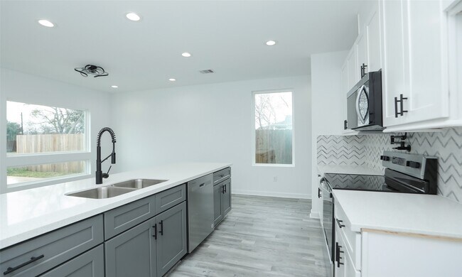 Building Photo - 9315 Ashville Dr