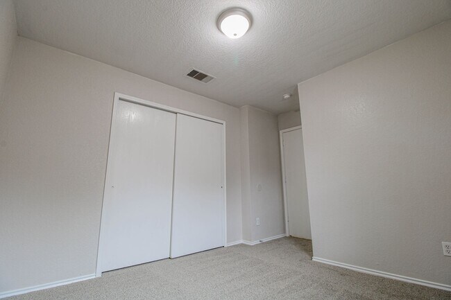 Building Photo - 511 Mathis Mdw