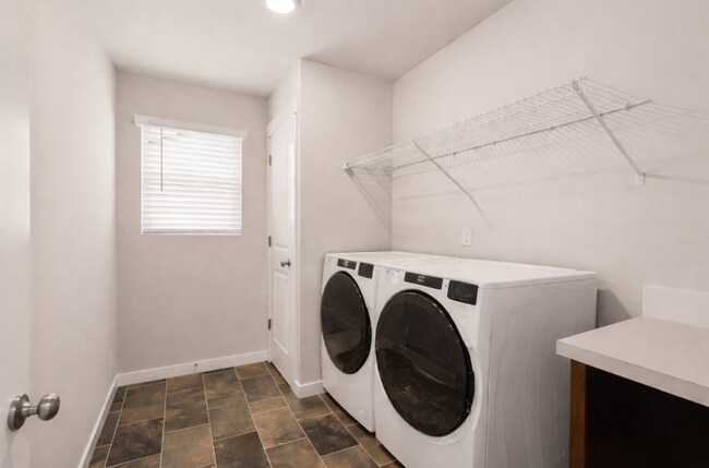 Building Photo - Beautiful large newer build 4 bedroom in Lipoma Firs!