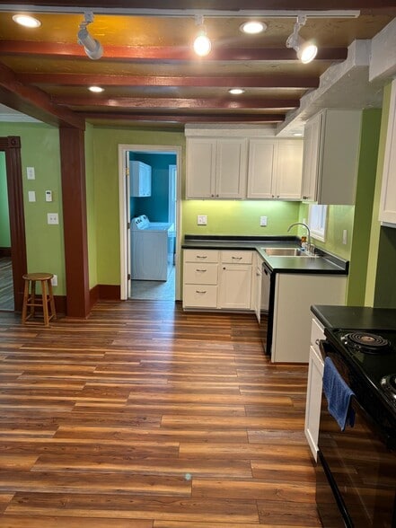 Building Photo - 39 Pitkin St