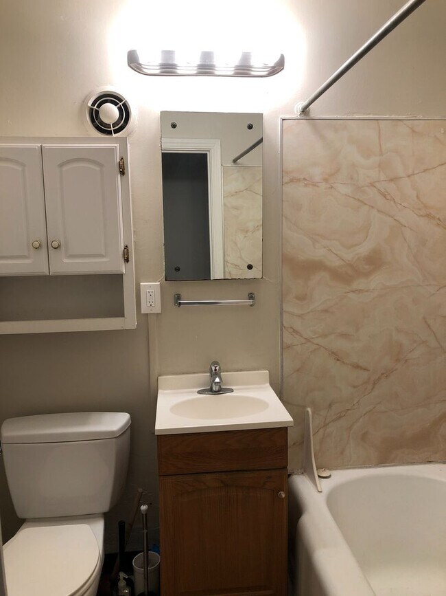 Building Photo - North side, quiet and spacious one bedroom is walking distance to the north side of the UC Berkel...