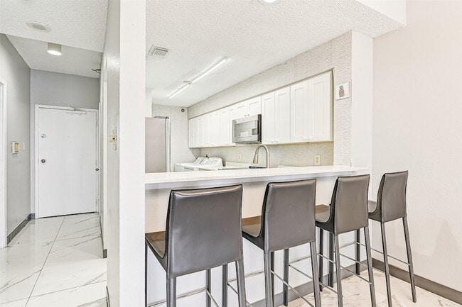 Building Photo - 7700 Seawall Blvd