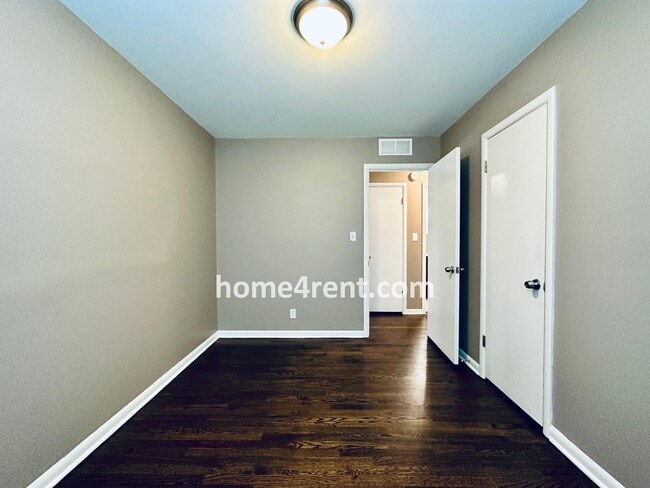 Building Photo - Beautiful Hardwoods w Fenced-in Yard!