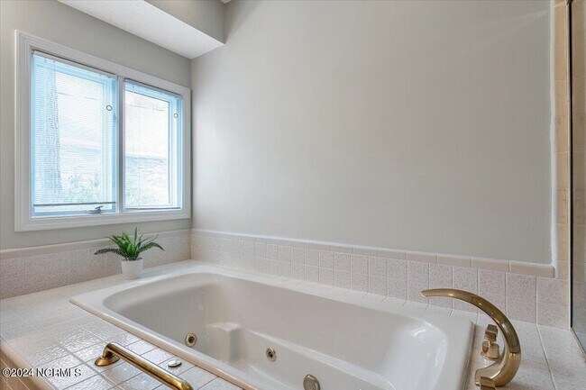 Building Photo - 38 Pinebrook Dr