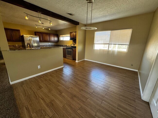 Building Photo - Beautiful 3 bedroom 2 bathroom home.