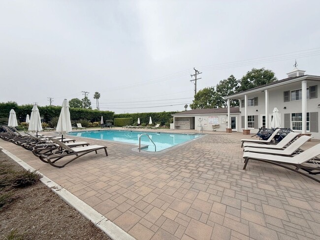 Building Photo - Rare Surfside One Bed Condo with Two Car G...