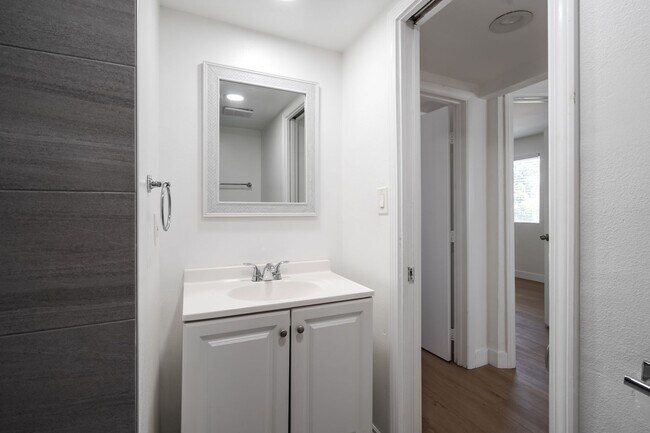 Building Photo - Private pool with canyon views!