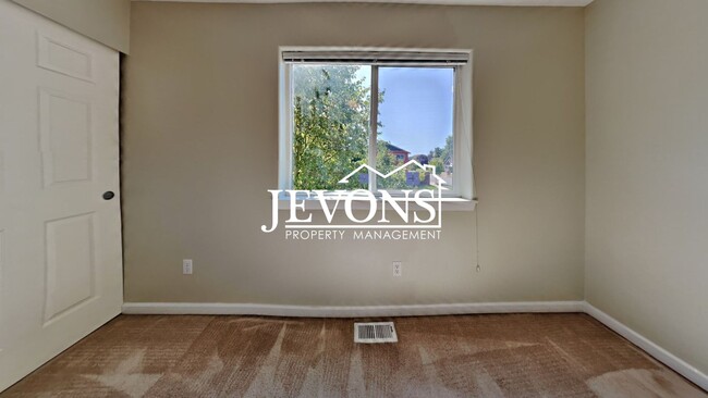 Building Photo - Get a $1,649 Rent Credit - Spacious single...