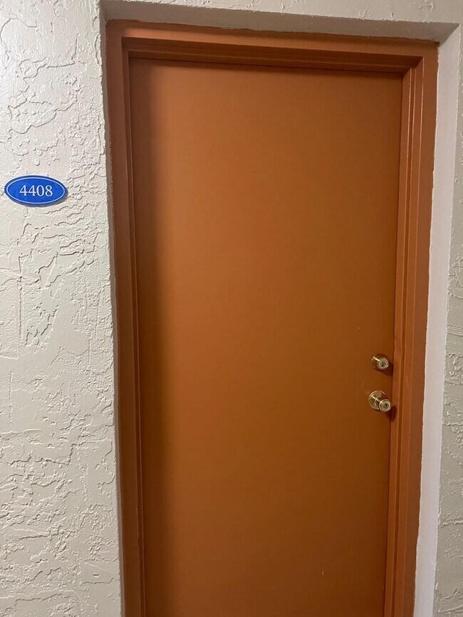 Building Photo - 1Bed/1.5 Bath