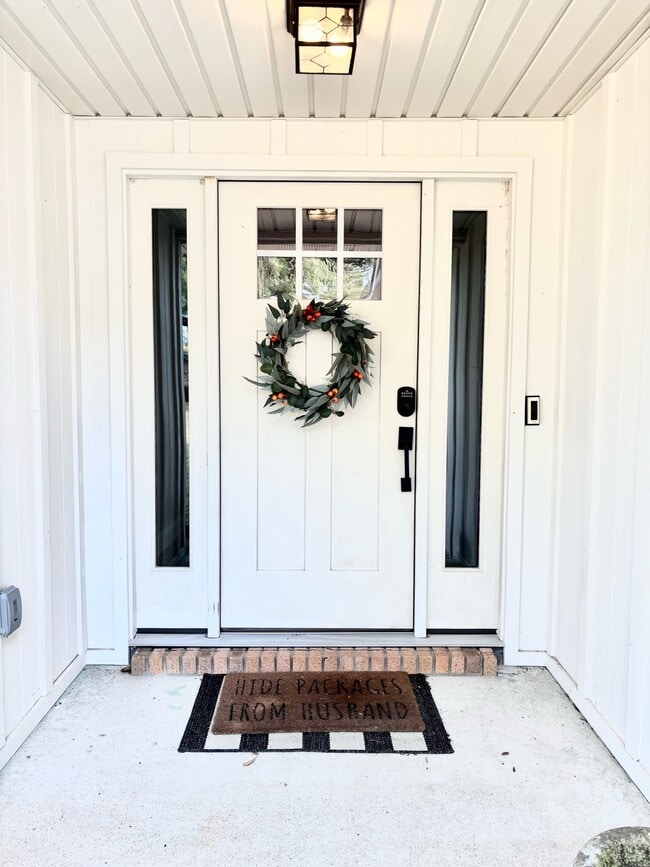 Building Photo - 2121 Oakstream Ave