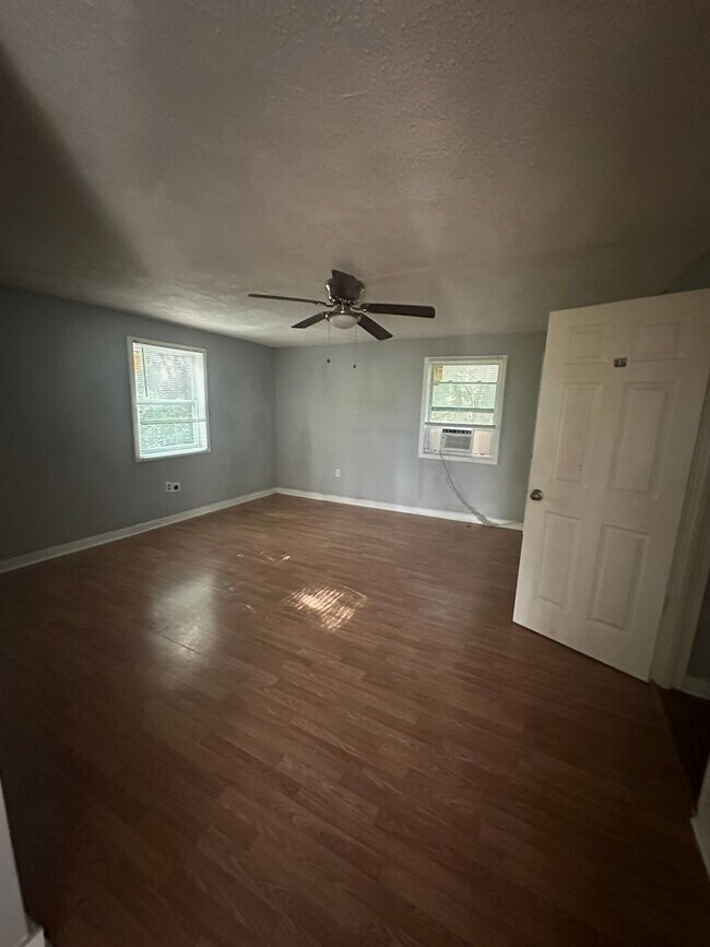 Building Photo - 3 bedroom 2 bath renovated home with a huge family room!