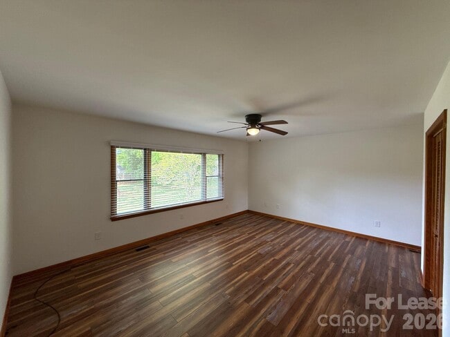 Building Photo - 110 Aqua Dr