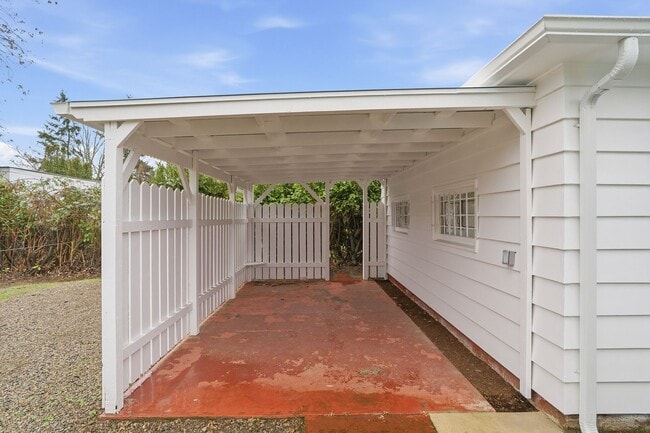 Building Photo - Fully Remodeled Beauty with Hardwood Floors in Prime SE Location