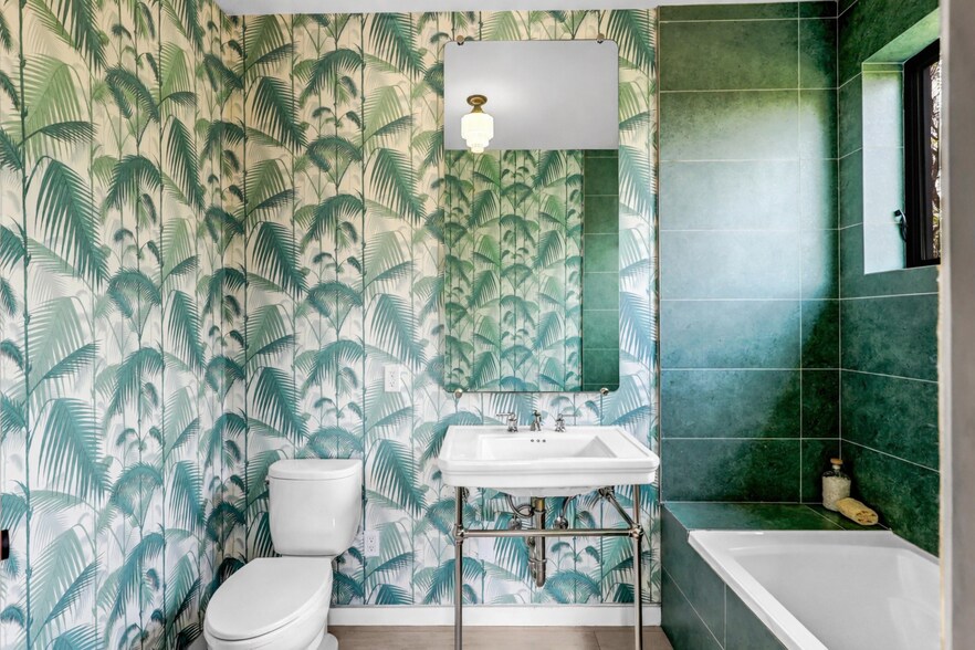 Building Photo - 1724 N Sierra Bonita Ave