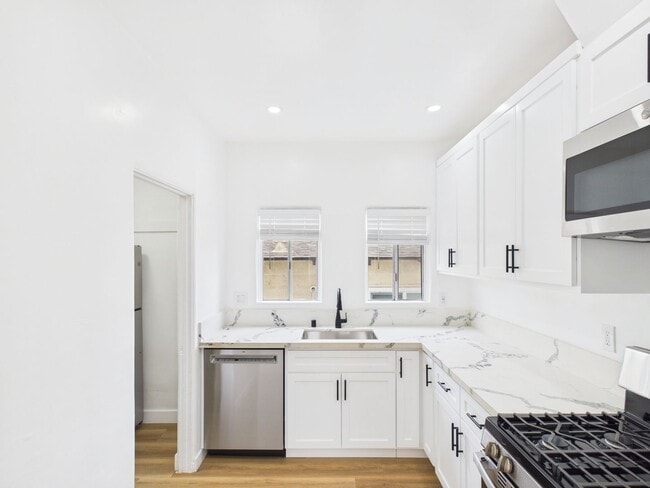 Building Photo - 1533 E 3rd St