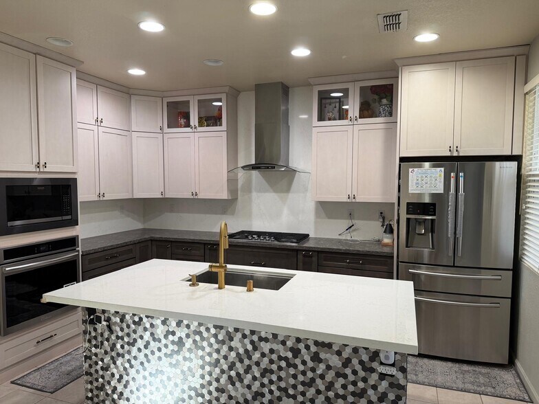 Building Photo - 1084 Huntly Dr