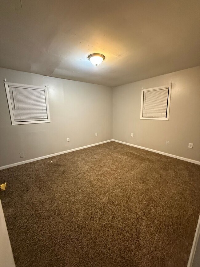 Building Photo - Charming 4 bedroom 2 bath home in Oakhaven