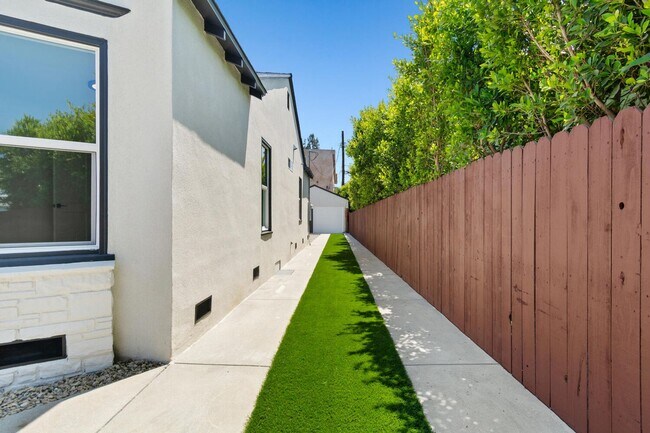Building Photo - BEAUTIFUL CORNER HOUSE IN THE HEART OF VAL...