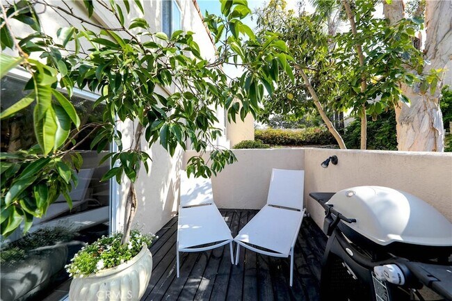 Building Photo - 406 Carlotta