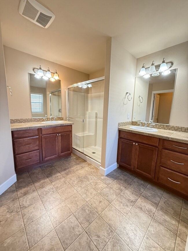 Building Photo - New! 3BD/2.5BTH Modern Townhouse in Greekb...