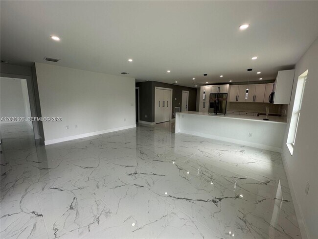 Building Photo - 1125 Milwaukee Blvd