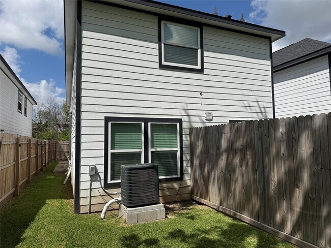 Building Photo - 6610 Haight St