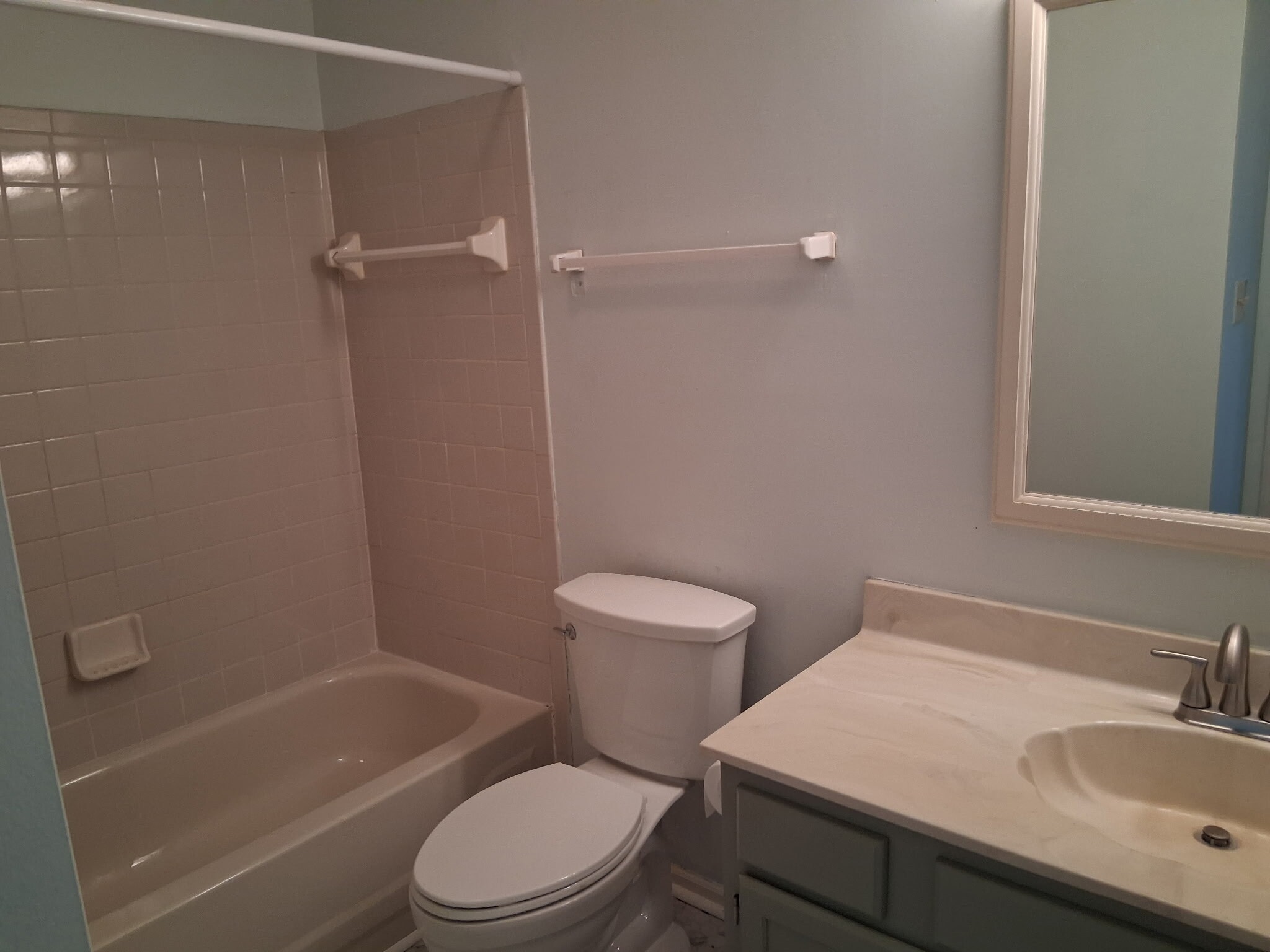 Bathroom toilet, shower - 1858 Queensbridge Cir
