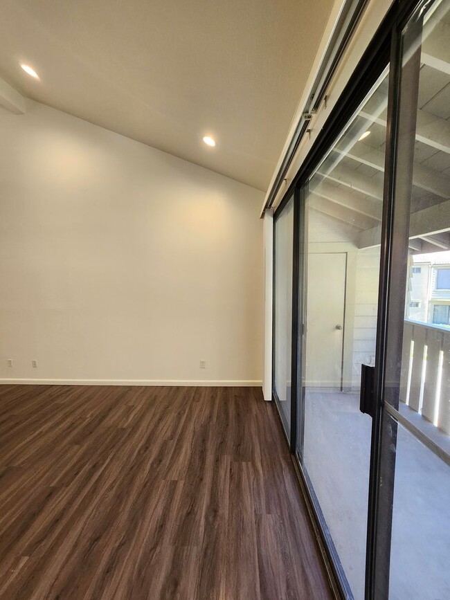 Building Photo - Beautiful 2-Bedroom Condo in Phillips Ranch
