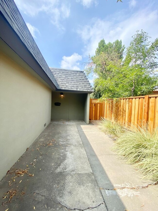 Building Photo - Charming 3 Bed 1 Bath Single Story Home