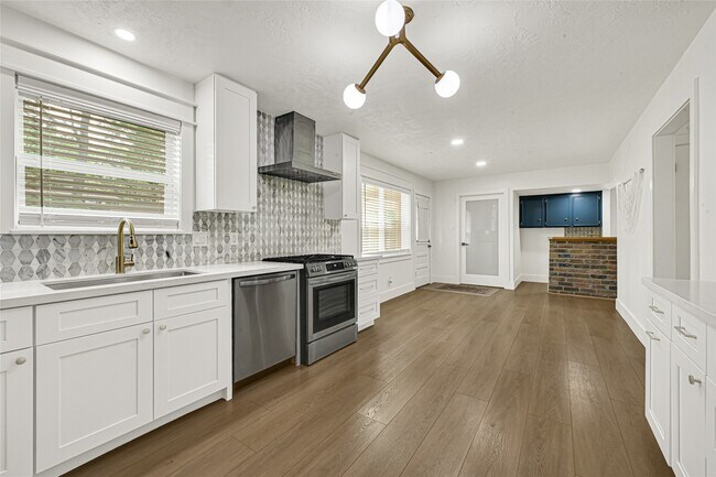 Building Photo - 723 Loire Ln