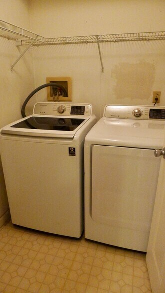 Building Photo - 204 Misty Cove