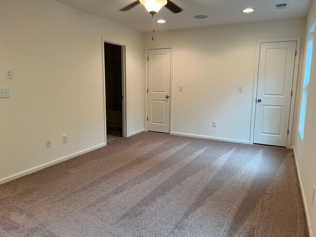Building Photo - Coming Soon - Lovely 2 Bedroom 2.5 Bath To...