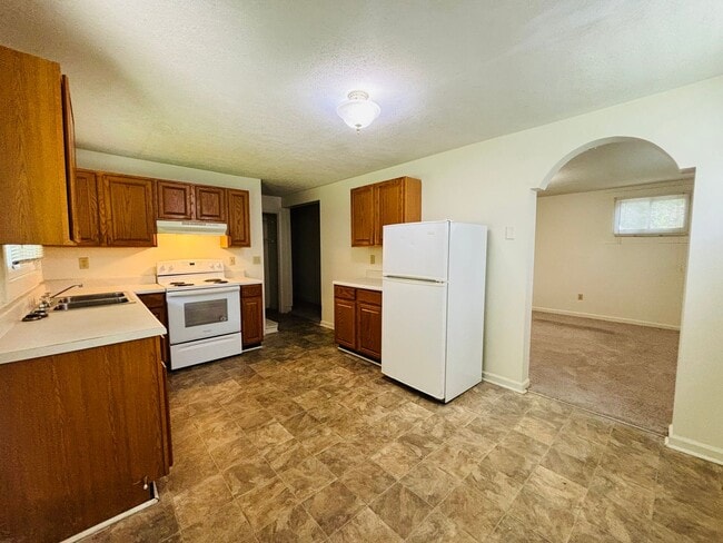 Building Photo - 3 Bedroom 1 Bath Duplex