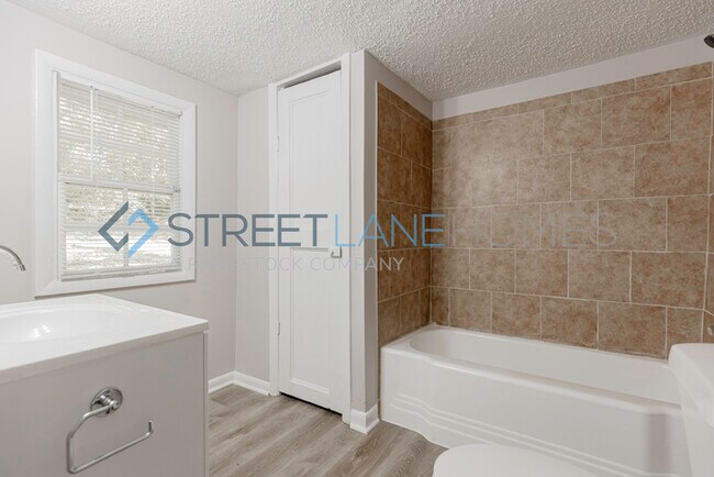 Building Photo - Charming 3 Bedroom in Birmingham!