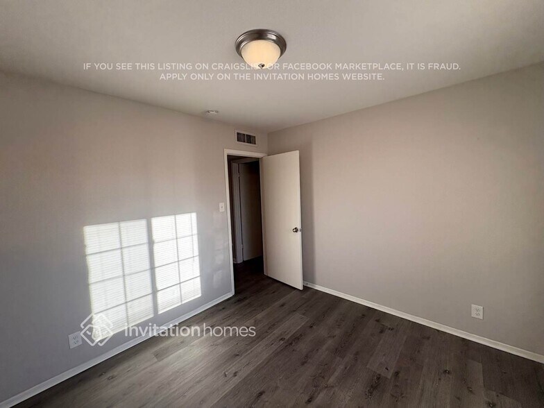 Building Photo - 2210 W Greenbriar Dr