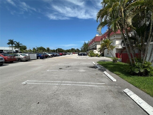 Building Photo - 6707 N Kendall Dr