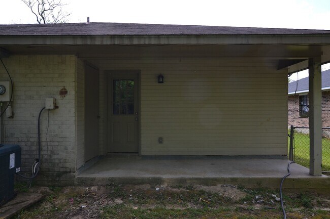 Building Photo - Charming 3 bedroom Duplex Conveniently Loc...