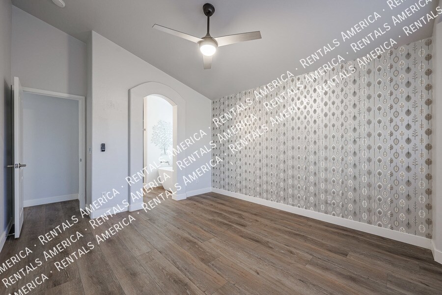 Building Photo - 1044 W Todd Dr