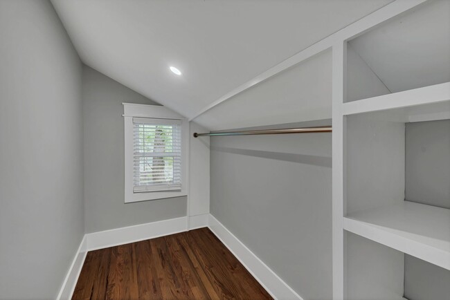 Building Photo - Total remodeled East Nashville Beauty!