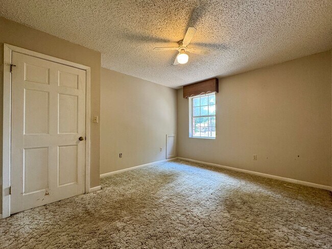 Building Photo - 2/1.5 1400sqft Townhouse with Water, Trash...