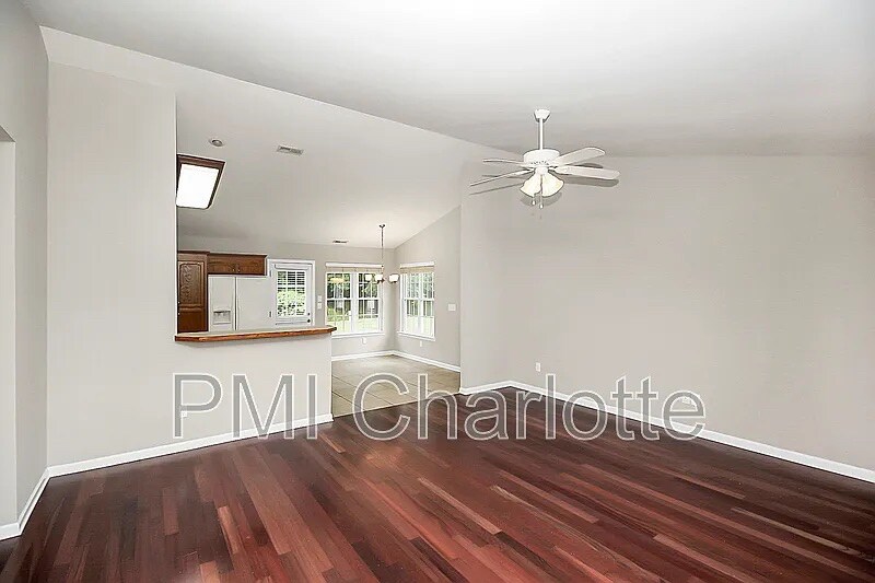 Building Photo - Room in House on S Ridge Ave